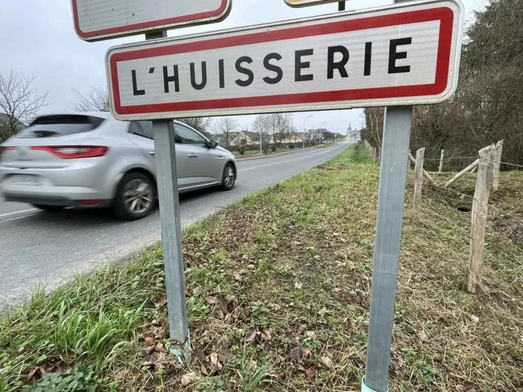 explore detailed commerce insights comparing the mayenne community with other intermunicipalities, highlighting economic trends, business activity, and regional development.